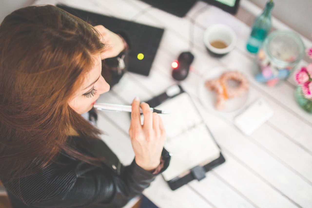 woman-hand-desk-office decisiones